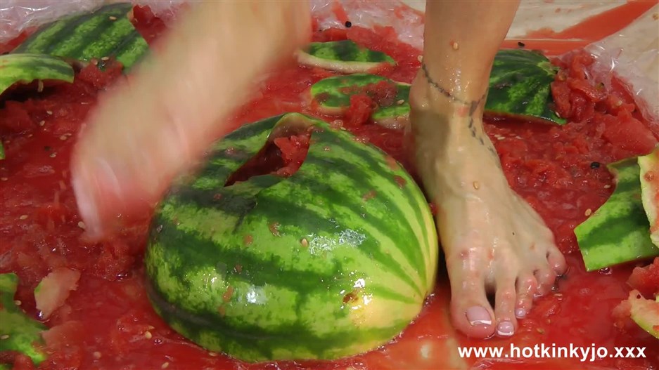 719. 18 08 2018 Watermelon crushing and anal fisting fun